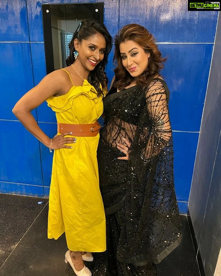 Shilpa Shinde Instagram - Mere fans ke liye mein solo pic toh nahi click kar payi, but this pic is for Smita Patil's fans💕 Mujhe asa lg raha hai ki mein #SmitaPatil (one of the most beautiful & adorable actress) ke duplicate ke sath pic click kar rahi hu❤️ @suchitrasawant16 #JhalakDikhhlaJaa #JhalakDikhhlaJaa10 #JDJ #JDJ10 #ShilpaShinde #thursday #thursdayvibes #saree #sareelove