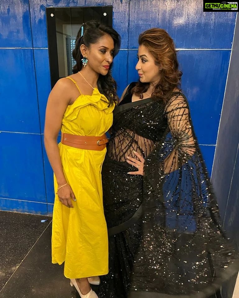 Shilpa Shinde Instagram - Mere fans ke liye mein solo pic toh nahi click kar payi, but this pic is for Smita Patil's fans💕 Mujhe asa lg raha hai ki mein #SmitaPatil (one of the most beautiful & adorable actress) ke duplicate ke sath pic click kar rahi hu❤️ @suchitrasawant16 #JhalakDikhhlaJaa #JhalakDikhhlaJaa10 #JDJ #JDJ10 #ShilpaShinde #thursday #thursdayvibes #saree #sareelove