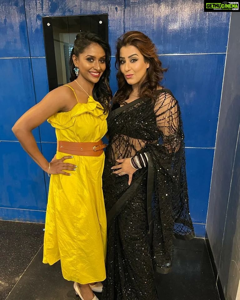Shilpa Shinde Instagram - Mere fans ke liye mein solo pic toh nahi click kar payi, but this pic is for Smita Patil's fans💕 Mujhe asa lg raha hai ki mein #SmitaPatil (one of the most beautiful & adorable actress) ke duplicate ke sath pic click kar rahi hu❤️ @suchitrasawant16 #JhalakDikhhlaJaa #JhalakDikhhlaJaa10 #JDJ #JDJ10 #ShilpaShinde #thursday #thursdayvibes #saree #sareelove