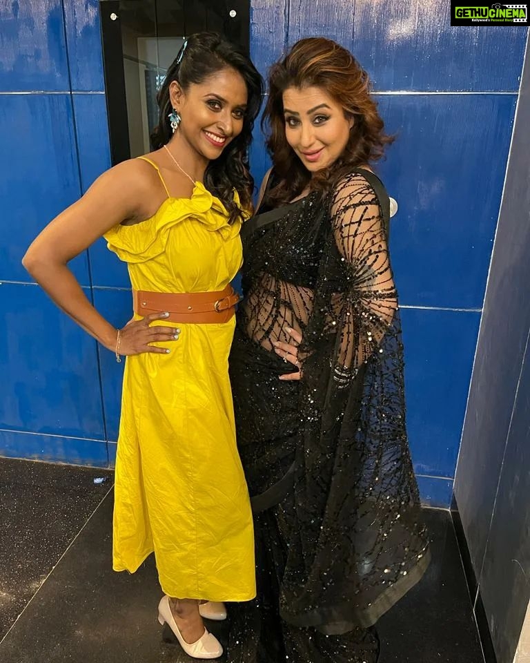 Shilpa Shinde Instagram - Mere fans ke liye mein solo pic toh nahi click kar payi, but this pic is for Smita Patil's fans💕 Mujhe asa lg raha hai ki mein #SmitaPatil (one of the most beautiful & adorable actress) ke duplicate ke sath pic click kar rahi hu❤️ @suchitrasawant16 #JhalakDikhhlaJaa #JhalakDikhhlaJaa10 #JDJ #JDJ10 #ShilpaShinde #thursday #thursdayvibes #saree #sareelove
