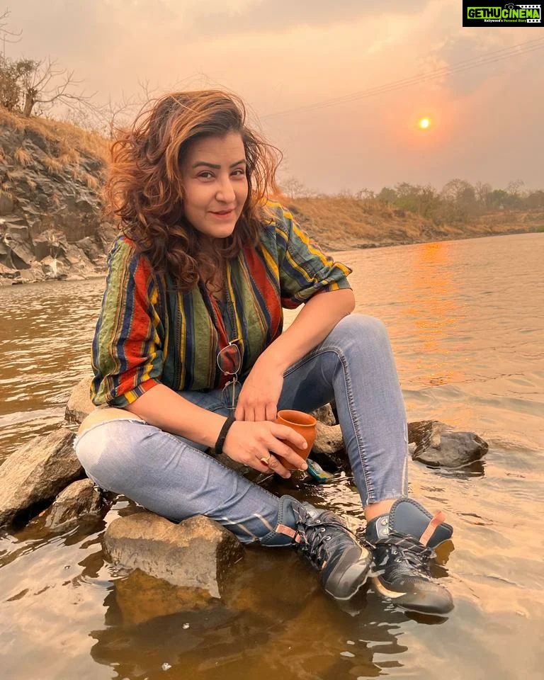 Shilpa Shinde Instagram - Friends, guess karo aaj isme CHAI hai ya BHANG ? Wishing you all a very #HappyHoli 🌈 ❤️🤎💜💚💖💛🧡💙 Play safe ❤ #happyholi2023 #shilpashinde #Shilpians #happyholi