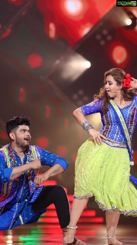 Shilpa Shinde Instagram - Jhakak of India ❤️🇮🇳 & We are representing our U.P & Bihar on Jhalak Dikhhla Jaa Mein aayi hun U.P., Bihar lootne💃🏻🕺 Kamariya💃🕺 Do watch us tonight on #ColorsTv at 8 pm @nishchal08 @colorstv Thank you @pratiksurve_26 @tejal.bhatt.980 for guiding me😘 Thanks to all my fans for showering so much of love towards me🤗❤️Really grateful to all❤️ #JhalakDikhhlaJaa #JhalakDikhhlaJaa10 #JDJ #JDJ10 #ShilpaShinde #danceshow #realityshow #up #bihar #dance #reelsinsta #bhojpuri #saturday #saturdayvibes #uttarpradesh #songs #upbiharlootne #kamariya