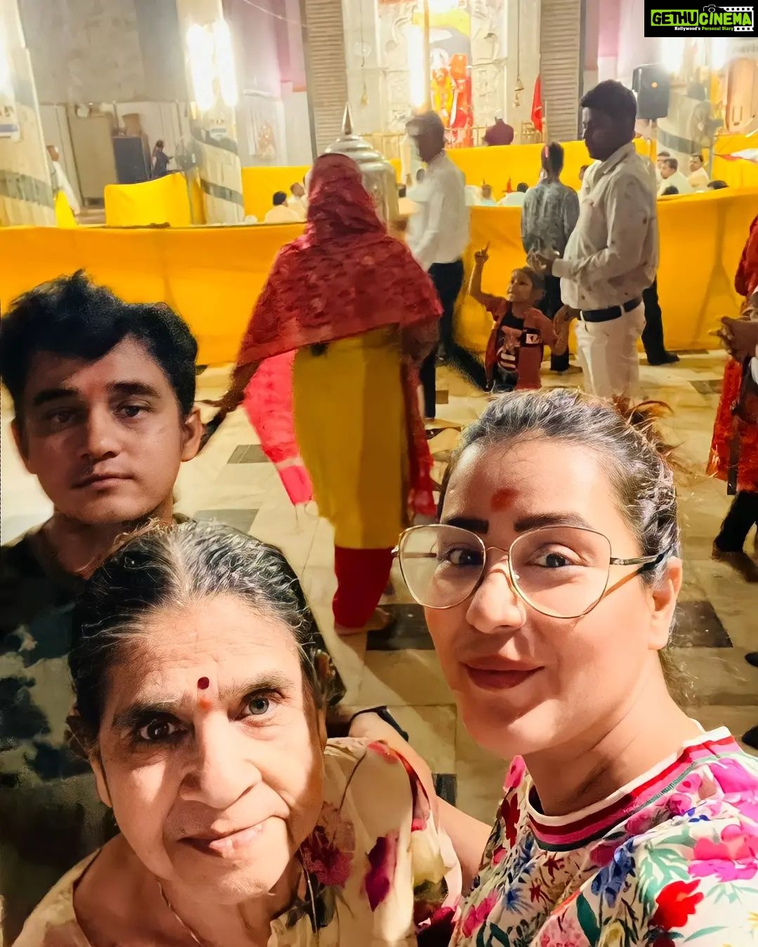 Shilpa Shinde Instagram - Aaj ka Valentine's Day 😇Aaj Date thi meri hanuman ji ke sath😇 Taking blessings for all my fans😍 #maladpathanwadi #hanumanmandir #Malad #jaihanuman ji #jaibajrangbali #feelingblessed #HappyValentinesDay #tuesday #tuesdaymood #lovetoall #blessings #ShilpaShinde