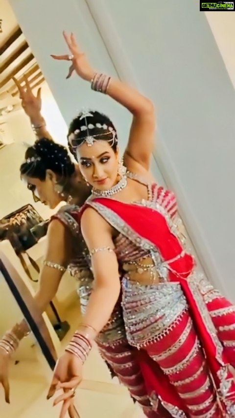 Shilpa Shinde Instagram - This weekend,It's Bollywood Icon theme in Jhalak Dikhhla Jaa Got an opportunity to perform on the iconic song of our favourite legendary actress #Sridevi ji❤️ Naino mein Sapna,Sapno mein Sajna💃🏻🕺 Lovely outfit by very talented @iamkenferns..Thanks ken🥰 Jhalak Dikhhla Jaa every Sat Sun at 8 pm on @colorstv V.C.- @ashutoshshindephotography #JhalakDikhhlaaJaa #JDJ #JDJ10 #shilpashinde #jhalakdikhhlajaa10 #bollywood #bollywoodtheme #dance #realityshow #nainomeinsapna #himmatwala #reelsinsta #reels #bts #funtimes #thursdayvibes #viralvideos #iconicsongs #oldsongs