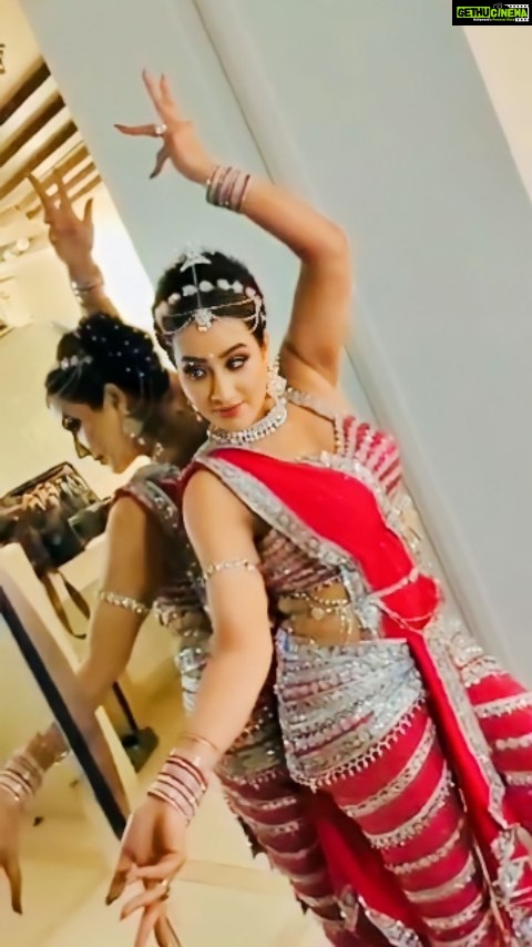 Shilpa Shinde - 18.4K Likes - This weekend,It's Bollywood Icon theme in Jhalak Dikhhla Jaa
Got an opportunity to perform on the iconic song of our favourite legendary actress #Sridevi ji❤️
Naino mein Sapna,Sapno mein Sajna💃🏻🕺
Lovely outfit by very talented @iamkenferns..Thanks ken🥰
Jhalak Dikhhla Jaa every Sat Sun at 8 pm on @colorstv
V.C.- @ashutoshshindephotography
#JhalakDikhhlaaJaa #JDJ #JDJ10 #shilpashinde #jhalakdikhhlajaa10 #bollywood #bollywoodtheme #dance #realityshow #nainomeinsapna #himmatwala #reelsinsta #reels #bts #funtimes #thursdayvibes #viralvideos #iconicsongs #oldsongs