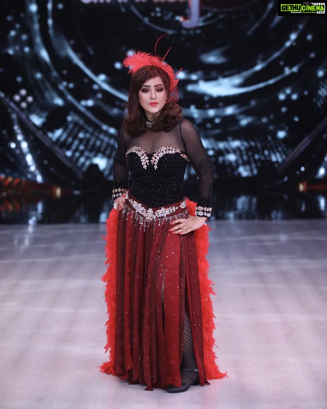 Shilpa Shinde Instagram - Retro Week🥁💃🏻 Frns, Don't miss it❤️ 👗: @iamkenferns @colorstv @nishchal08 #JhalakDikhhlaJaa #JDJ #JDJ10 #JhalakDikhhlaJaa10 #retrospecial #retro #shilpashinde #retrobollywood #dance #danceshow #friday #fridayvibes