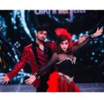 Shilpa Shinde Instagram - Are you all excited for this weekend! @shilpa_shinde_official ji nailed this one! 🤗 Retro week 🧿 Wearing - @iamkenferns 😘 #jdj #jdj10 #choreographer #india #shilpashinde #retro