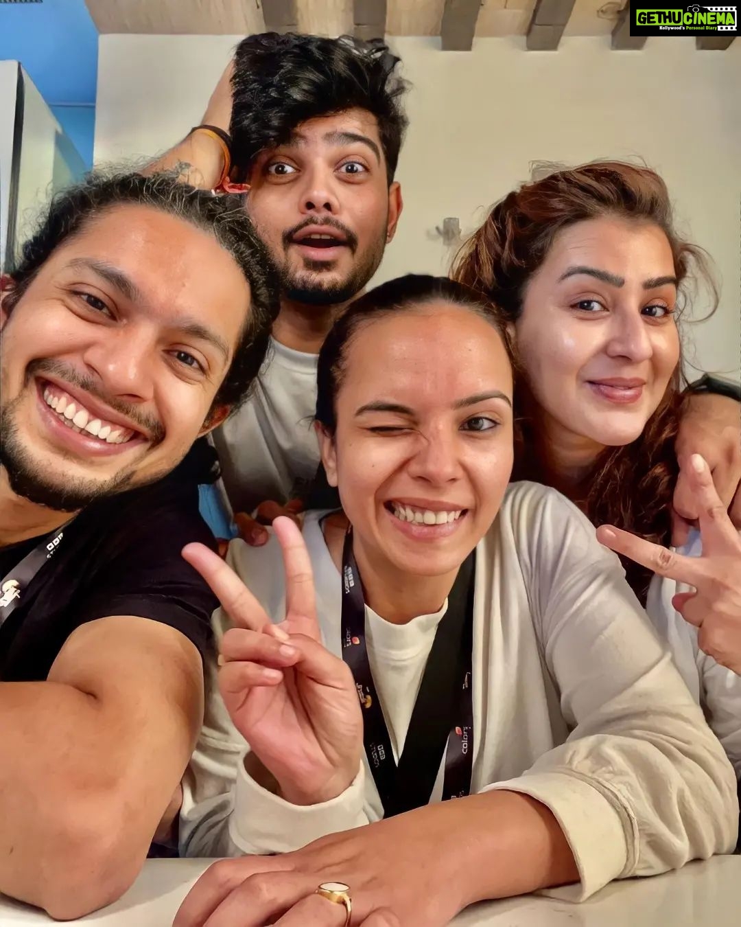 Shilpa Shinde Instagram - Ye mein hun aur ye mere dance teachers hain😁Ye sab mujhe school teachers se jyada scold karte hain😜Abhi toh mujhe apne school teachers boht acche lagne lage hain🙈🤪 Jokes apart, They all are so cute🤗I am learning a lot from them🥰 @nishchal08 @pratiksurve_26 @tejal.bhatt.980 #JhalakDikhhlaJaa #JDJ #JDJ10 #dance #realityshow #shilpashinde #sundayvibes #sunday