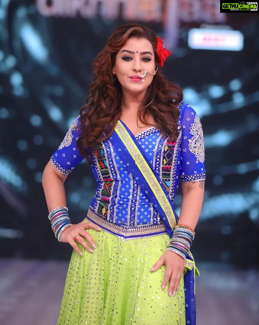 Shilpa Shinde Instagram - 💙💚💙💚 Don't miss watching us on Jhalak Dikhhla Jaa every Sat-Sun at 8 pm on #Colors @nishchal08 @colorstv Lovely outfit 👗by very talented @iamkenferns 😍 #JhalakDikhhlaJaa #JhalakDikhhlaJaa10 #JDJ #JDJ10 #ShilpaShinde #danceshow #realityshow #up #bihar #dance #Funtimes #bts #bhojpuri #saturday #saturdayvibes #uttarpradesh #songs #upbiharlootne