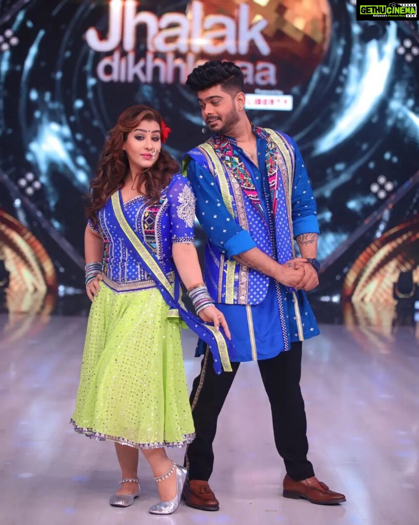 Shilpa Shinde Instagram - 💙💚💙💚 Don't miss watching us on Jhalak Dikhhla Jaa every Sat-Sun at 8 pm on #Colors @nishchal08 @colorstv Lovely outfit 👗by very talented @iamkenferns 😍 #JhalakDikhhlaJaa #JhalakDikhhlaJaa10 #JDJ #JDJ10 #ShilpaShinde #danceshow #realityshow #up #bihar #dance #Funtimes #bts #bhojpuri #saturday #saturdayvibes #uttarpradesh #songs #upbiharlootne