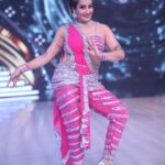 Shilpa Shinde Instagram – Naino Mein Sapna,Sapno mein Sajna💃🕺🎵🥁
Jhalak Dikhhla Jaa every Sat Sun at 8 pm on @colorstv
Thanks a lot @iamkenferns for this avatar👗
@nishchal08
#JhalakDikhhlaaJaa #JDJ #JDJ10 #shilpashinde #JhalakDikhhlaJaa10 #bollywood #bollywoodtheme #dance #realityshow #iconicsongs #nainomeinsapna