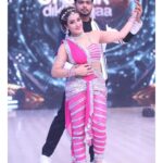 Shilpa Shinde Instagram – Naino Mein Sapna,Sapno mein Sajna💃🕺🎵🥁
Jhalak Dikhhla Jaa every Sat Sun at 8 pm on @colorstv
Thanks a lot @iamkenferns for this avatar👗
@nishchal08
#JhalakDikhhlaaJaa #JDJ #JDJ10 #shilpashinde #JhalakDikhhlaJaa10 #bollywood #bollywoodtheme #dance #realityshow #iconicsongs #nainomeinsapna