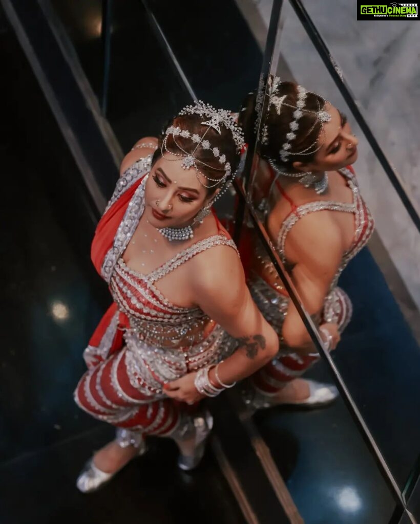Shilpa Shinde Instagram - 💕💕⚡⚡ Lovely outfit 👗by very talented @iamkenferns 😍 Jhalak Dikhhla Jaa every Sat Sun at 8 pm on @colorstv #JhalakDikhhlaaJaa #JDJ #JDJ10 #shilpashinde #bollywood #bollywoodtheme #dance #realityshow