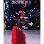 Shilpa Shinde Instagram - Retro Week🥁💃🏻 Frns, Don't miss it❤️ 👗: @iamkenferns @colorstv @nishchal08 #JhalakDikhhlaJaa #JDJ #JDJ10 #JhalakDikhhlaJaa10 #retrospecial #retro #shilpashinde #retrobollywood #dance #danceshow #friday #fridayvibes