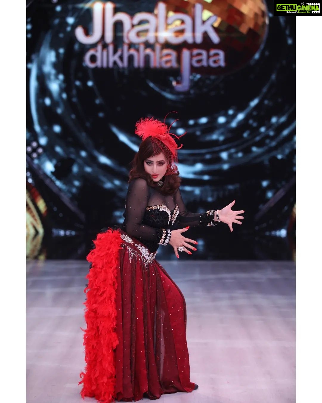 Shilpa Shinde Instagram - Retro Week🥁💃🏻 Frns, Don't miss it❤️ 👗: @iamkenferns @colorstv @nishchal08 #JhalakDikhhlaJaa #JDJ #JDJ10 #JhalakDikhhlaJaa10 #retrospecial #retro #shilpashinde #retrobollywood #dance #danceshow #friday #fridayvibes
