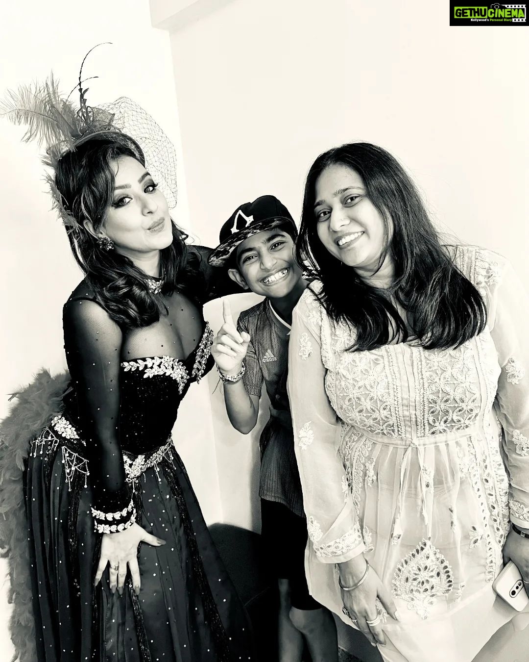 Shilpa Shinde Instagram - We all had a blast in Retro Week💃🏻 You guys will be super happy after watching upcoming episode of #JhalakDikhhlaaJaa ❤ @kalpesh_joshi @kush_keswani_photography @trupti.patel.a.shinde @iam_mannugiri #jhalakdikhhlajaa10 #JDJ #JDJ10 #retro #retrobollywood #retrospecial #shilpashinde #danceshow #tuesday #tuesdayvibes #shootdiaries