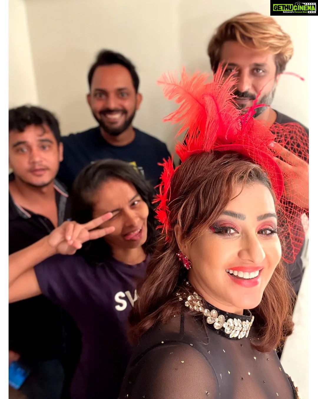Shilpa Shinde Instagram - We all had a blast in Retro Week💃🏻 You guys will be super happy after watching upcoming episode of #JhalakDikhhlaaJaa ❤ @kalpesh_joshi @kush_keswani_photography @trupti.patel.a.shinde @iam_mannugiri #jhalakdikhhlajaa10 #JDJ #JDJ10 #retro #retrobollywood #retrospecial #shilpashinde #danceshow #tuesday #tuesdayvibes #shootdiaries