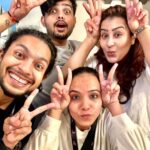 Shilpa Shinde Instagram - Ye mein hun aur ye mere dance teachers hain😁Ye sab mujhe school teachers se jyada scold karte hain😜Abhi toh mujhe apne school teachers boht acche lagne lage hain🙈🤪 Jokes apart, They all are so cute🤗I am learning a lot from them🥰 @nishchal08 @pratiksurve_26 @tejal.bhatt.980 #JhalakDikhhlaJaa #JDJ #JDJ10 #dance #realityshow #shilpashinde #sundayvibes #sunday