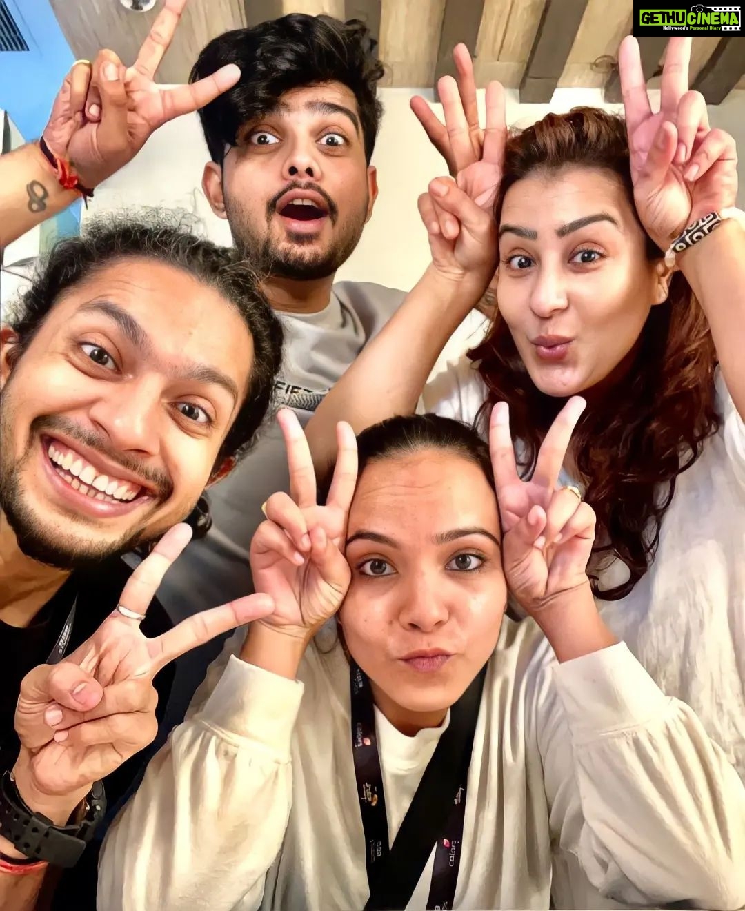 Shilpa Shinde Instagram - Ye mein hun aur ye mere dance teachers hain😁Ye sab mujhe school teachers se jyada scold karte hain😜Abhi toh mujhe apne school teachers boht acche lagne lage hain🙈🤪 Jokes apart, They all are so cute🤗I am learning a lot from them🥰 @nishchal08 @pratiksurve_26 @tejal.bhatt.980 #JhalakDikhhlaJaa #JDJ #JDJ10 #dance #realityshow #shilpashinde #sundayvibes #sunday