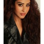 Shilpa Shinde Instagram - 🖤🖤🖤🖤 Shot by-@maya510photography Mua by- @kalpesh_joshi Hair by- @pratibhanalawade9 #photoshoot #monday #mondayvibes #ShilpaShinde #style #blackdress #fashion #goodmorning