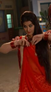Shilpa Shinde Instagram - Kya aisa dance ka jalwa dikha ke mein jhalak ka show jeet jaungi🤔😁😂

Jaldi se btao, mujhe aur kitni mehnat karni padegi aap sabko entertain karne ke liye🙈😉❤️ #JhalakDikhhlaJaa

#dance #happyfriendshipday
#funtimes #shilpashinde #instareels #angooribhabhi #reelkarofeelkaro #trending #Yaarnaamiley