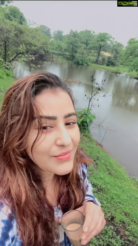 Shilpa Shinde Instagram - ☕️❤️चाय कोई शराब नहीं सेहत के लिए खराब नहीं!!!! But it’s a evening tea Saturday night abhi baki hai!!!!!💃🏻🍺🫣 Have a nice Saturday night😘😘😘 #funtimes #reelsinstagram #viralvideos #trending #reelkarofeelkaro #shilpashinde #trendingreels