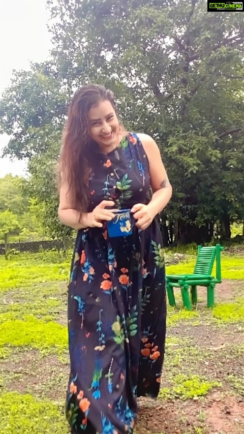 Shilpa Shinde Instagram - 🌦चलो इस बेफिक्र दुनिया को खुल कर जी लेते हैं,सब काम छोडो, पहले चाय पी लेते हैं।☕️🎶❤️ #jhoomalizafar #tea #funtimes #reelsinstagram #reelsvideo #reelviralvideo #trending #jhoom #monsoon #shilpashinde #trendingreels