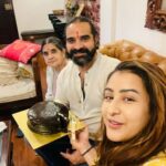 Shilpa Shinde Instagram - Yah main hun yah mera bhai hai aur yah mere bhai ki mummy hai Bhai ka aaj happy birthday hai 🎂😆😆🎂🎂