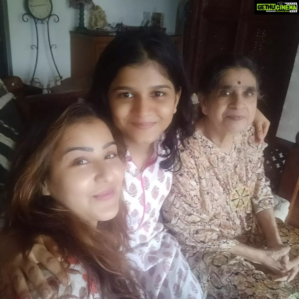 Shilpa Shinde Instagram - Yah main hun yah Meri Bhanji hai aur yah Meri Bhanji ki Nani hai🤓💖