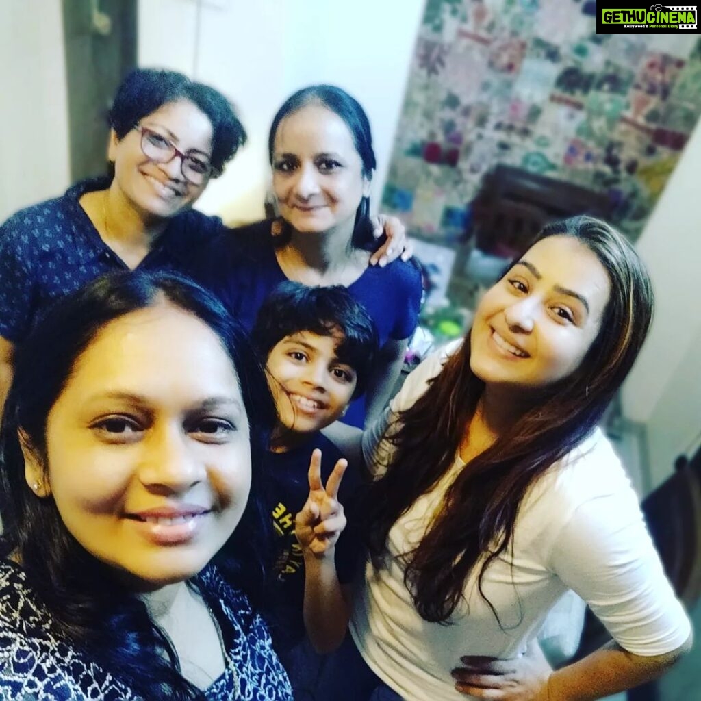 Shilpa Shinde Instagram - Good friends,Good food,Good times🤘🏼❤️👏🏻👏🏻👏🏻 #dosti #friendsforever #friends #goodtimes #friendship