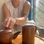 Shilpa Shinde Instagram – खुद के लिए कुछ दिन अकेले ही जी लेना किसी ओर के हाथ की नहीं,अपने हाथ की चाय बनाकर पी लेना।❤️☕☕☕

#tea #reelsinstagram #funtimes #explore #goodday #chailove #teatime #reelskarofeelkaro #trending #reetilfeelit