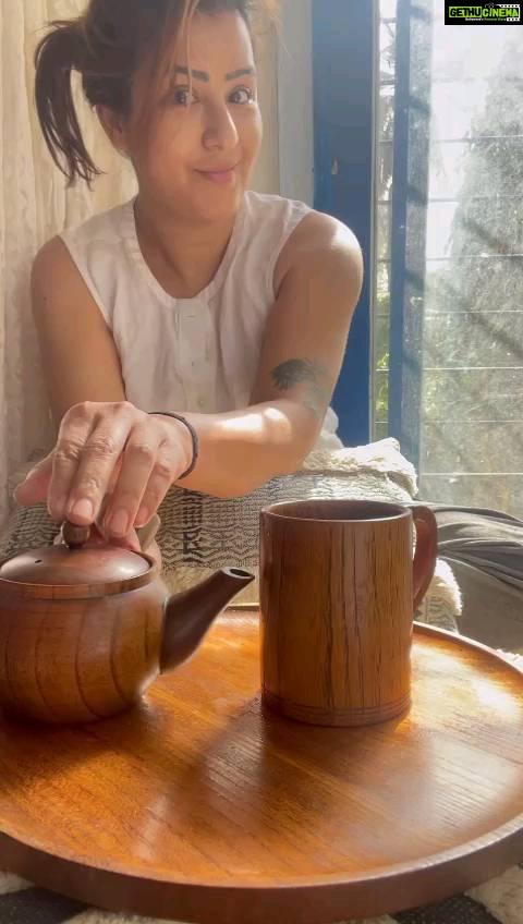 Shilpa Shinde Instagram - खुद के लिए कुछ दिन अकेले ही जी लेना किसी ओर के हाथ की नहीं,अपने हाथ की चाय बनाकर पी लेना।❤️☕☕☕ #tea #reelsinstagram #funtimes #explore #goodday #chailove #teatime #reelskarofeelkaro #trending #reetilfeelit