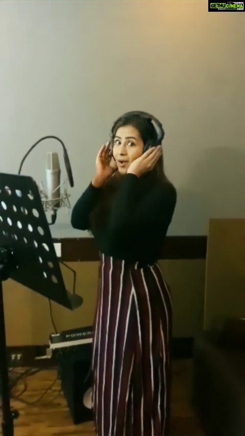 Shilpa Shinde Instagram - If the work is this fun-filled then I would love to be workaholic Sharing some fun-filled moments during dubbing sessions for #MargaonTheClosedFile @kapil_kaustubh_sharma #reelsinstagram #reelitfeelit #funnyreels #shooting #dubbing #series #funatwork#funtimes#habibo#tamil