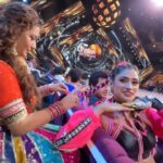 Shilpa Shinde Instagram - There is no competition we love each other 🥺🥰 @shilpa_shinde_official Shilpa ji itni pyaare kyu hai ap 🥰 Video captured by our beauty queen @rubinadilaik shukriya ye beautiful moment capture krne k liye 😘 And there is my partner smiling at my back @paras_kalnawat ☺️