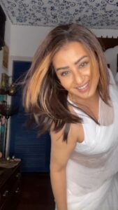 Shilpa Shinde Instagram - Wishing you all a very #HappyHoli 🌈 
May the colours bring joy and prosperity to your lives today and forever❤️Play safe ❤️🤎💜💚💖💛🧡💙🤍❤️

#reels #reelitfeelit #happyholi2022 #trending #shilpashinde #enjoy #funtimes
#reelsinstagram
