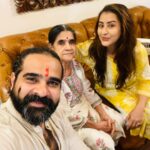Shilpa Shinde Instagram - Yah main hun yah mera bhai hai aur yah mere bhai ki mummy hai Bhai ka aaj happy birthday hai 🎂😆😆🎂🎂