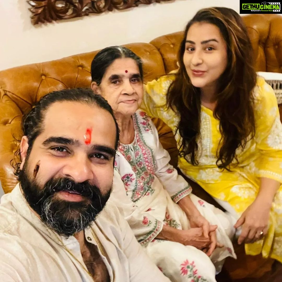 Shilpa Shinde Instagram - Yah main hun yah mera bhai hai aur yah mere bhai ki mummy hai Bhai ka aaj happy birthday hai 🎂😆😆🎂🎂