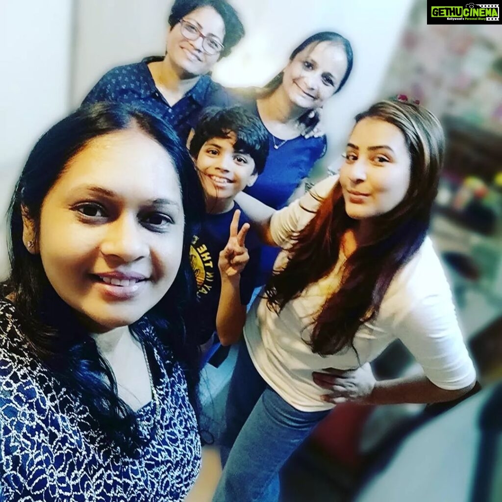Shilpa Shinde Instagram - Good friends,Good food,Good times🤘🏼❤️👏🏻👏🏻👏🏻 #dosti #friendsforever #friends #goodtimes #friendship