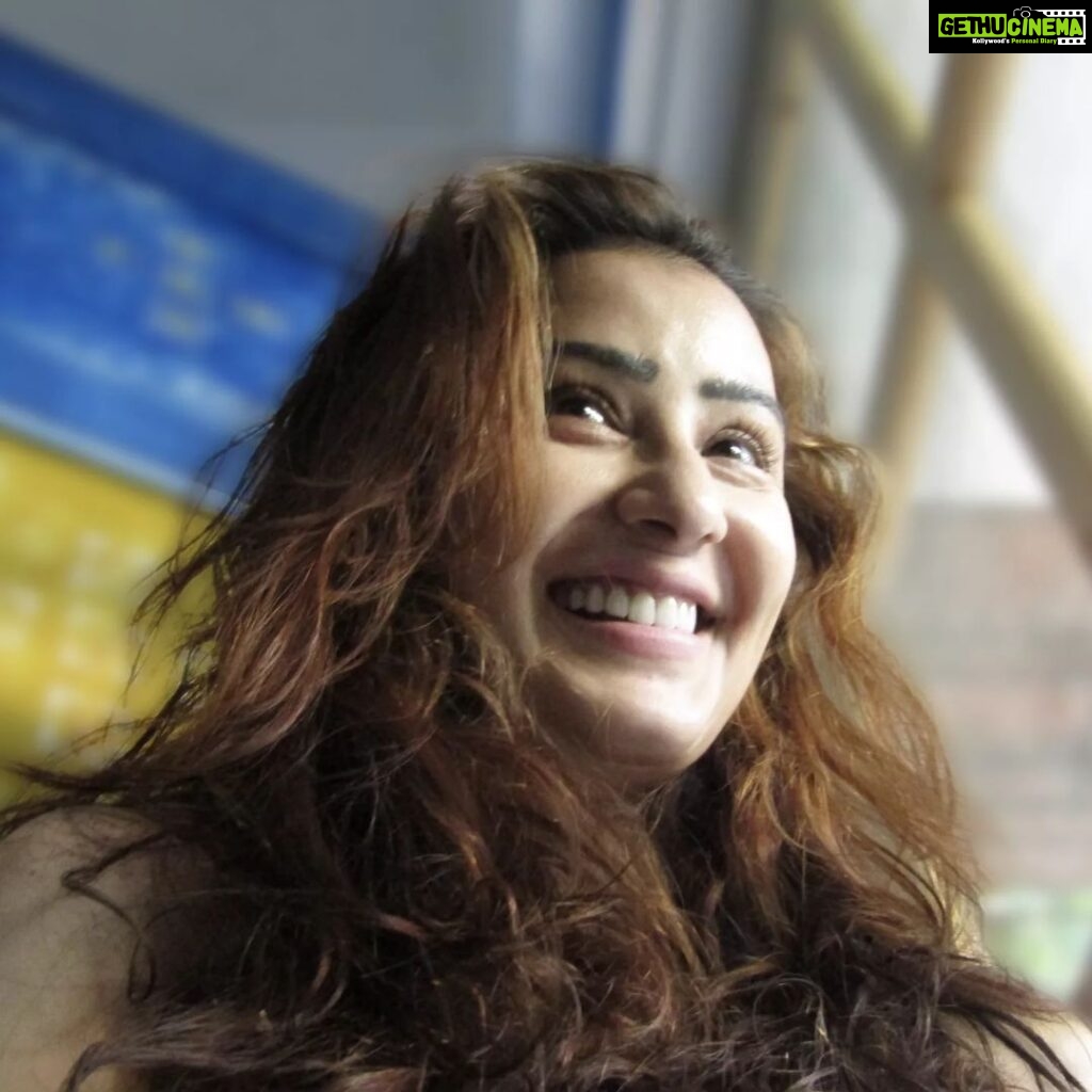 Shilpa Shinde Instagram - Shayad mere chahane walon ke liye mera muskurana hi kafi hai💖✨ Have a great Sunday 🤗 #sundayvibes #laugh #sundaymood☀️ #smile #mood