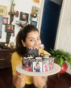 Shilpa Shinde Instagram - Thank you so much Shilpians for sending  this lovely cake for me🎂❤️👌🏻
I am surviving in this industry bcz of your love❤️
& I am thankful to those fans who keep this fandom intact by connecting each other despite I'm not much active in sm😊
I must say, It is equivalent to an Oscar for me😘
All ❤️❤️ to #Shilpians
