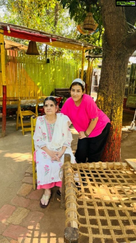 Shilpa Shinde Instagram - Enjoying my favourite food at my fav place @artcaferoots ❤ & Thanks to Rupali for designing such an amazing place in Karjat😍 #artgallery #artwork #funtimes #shilpashinde #reelsinsta #kagazkedopankhleke #goodafternoon #thursday #thursdayvibes #viraltrend #trending #trendingreels #reels #enjoying #restaurant