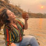 Shilpa Shinde Instagram - Friends, guess karo aaj isme CHAI hai ya BHANG ? Wishing you all a very #HappyHoli 🌈 ❤️🤎💜💚💖💛🧡💙 Play safe ❤ #happyholi2023 #shilpashinde #Shilpians #happyholi