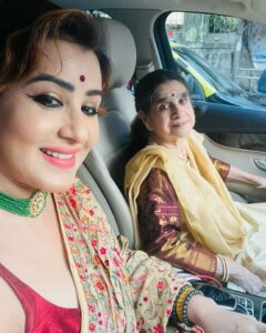 Shilpa Shinde Instagram - Sharing the moment for my fans💕
Bahut saalon ke baad, ghar ki shaadi-party attend karne jaa rahi hu😍

#FamilyWedding #funtimes #sundayfunday #shilpashinde