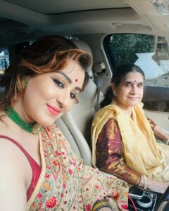 Shilpa Shinde Instagram - Sharing the moment for my fans💕
Bahut saalon ke baad, ghar ki shaadi-party attend karne jaa rahi hu😍

#FamilyWedding #funtimes #sundayfunday #shilpashinde