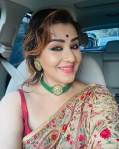 Shilpa Shinde Instagram - Sharing the moment for my fans💕
Bahut saalon ke baad, ghar ki shaadi-party attend karne jaa rahi hu😍

#FamilyWedding #funtimes #sundayfunday #shilpashinde