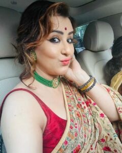 Shilpa Shinde Instagram - Sharing the moment for my fans💕
Bahut saalon ke baad, ghar ki shaadi-party attend karne jaa rahi hu😍

#FamilyWedding #funtimes #sundayfunday #shilpashinde