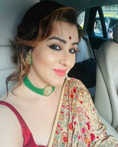 Shilpa Shinde Instagram - Sharing the moment for my fans💕
Bahut saalon ke baad, ghar ki shaadi-party attend karne jaa rahi hu😍

#FamilyWedding #funtimes #sundayfunday #shilpashinde