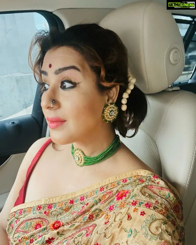 Shilpa Shinde Instagram - Sharing the moment for my fans💕 Bahut saalon ke baad, ghar ki shaadi-party attend karne jaa rahi hu😍 #FamilyWedding #funtimes #sundayfunday #shilpashinde