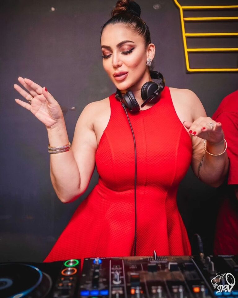 Shilpi Sharma Instagram - Rocking the decks at @thebrewhivekolkata 🎧🔥 The energy on dancefloor was unforgettable. Can't wait to do it again 💃🏽 #DJlife #Brewhive #FridayVibes The Brewhive