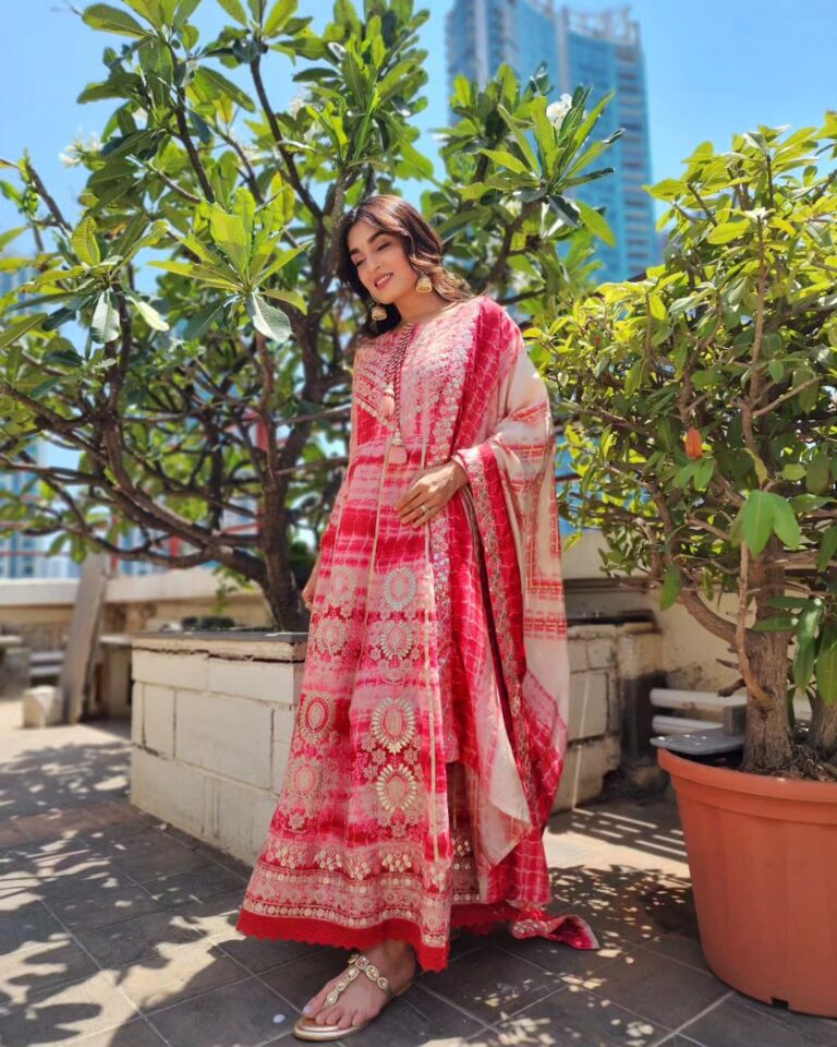 Shiny Doshi Instagram - Let the Indian-ness show!!! Life is too short to blend in. ❤️ Wearing @nehamtaonline Styling @styling.your.soul Brand PR @lmaoanshi #indianwear #traditional #culture #indianoutfit #shinydoshi